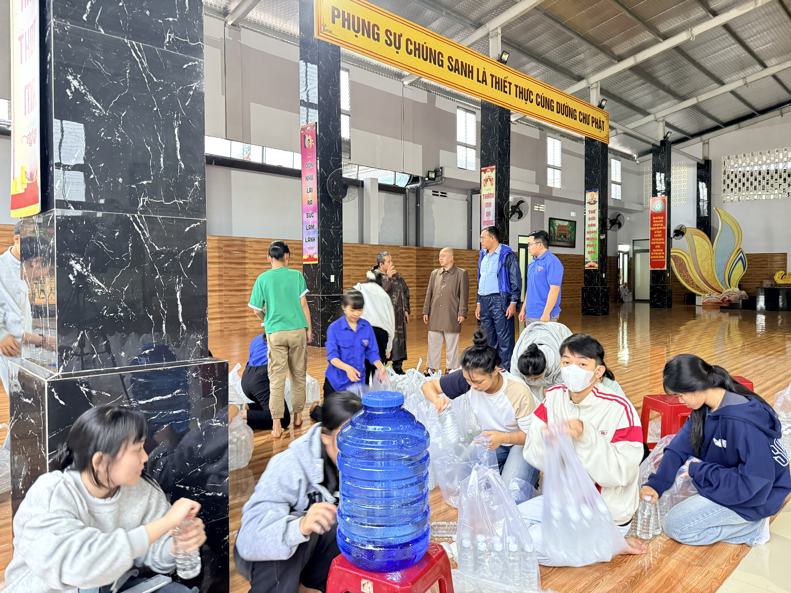 Đoàn viên, thanh niên đang tất bật đóng các chai nước tinh khiết để kịp thời chuyển đến hỗ trợ cho bà con vùng lũ